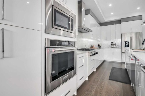 2415 25 Avenue Nw, Calgary, AB - Indoor Photo Showing Kitchen With Upgraded Kitchen