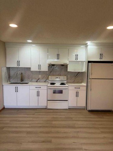 7 Country Hills Park Nw, Calgary, AB - Indoor Photo Showing Kitchen