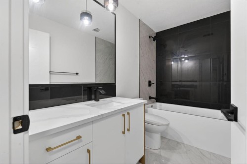 420 Pinegreen Close Ne, Calgary, AB - Indoor Photo Showing Bathroom