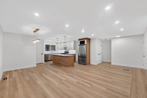 420 Pinegreen Close Ne, Calgary, AB - Indoor Photo Showing Other Room