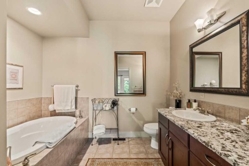 2421 Erlton Street Sw, Calgary, AB - Indoor Photo Showing Bathroom