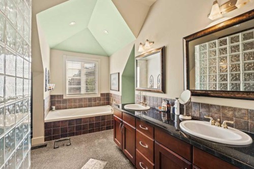 2421 Erlton Street Sw, Calgary, AB - Indoor Photo Showing Bathroom