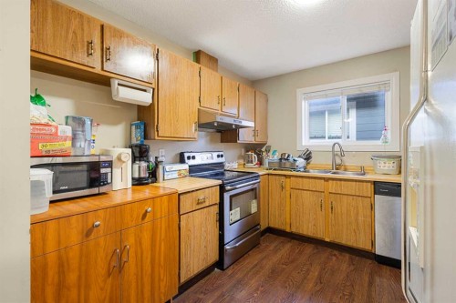 24 Bedford Road Ne, Calgary, AB - Indoor Photo Showing Kitchen With Double Sink