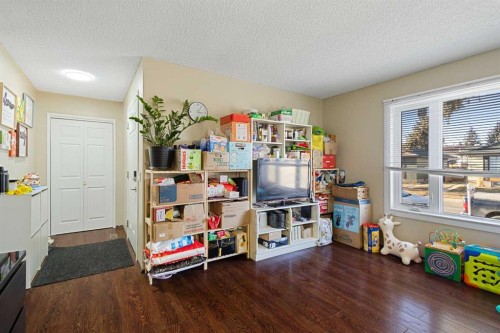24 Bedford Road Ne, Calgary, AB - Indoor Photo Showing Other Room