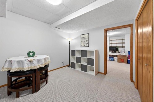 137 Woodbrook Road Sw, Calgary, AB - Indoor