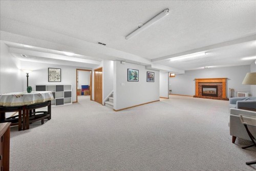 137 Woodbrook Road Sw, Calgary, AB - Indoor