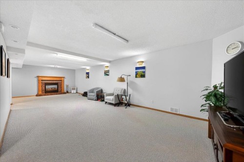 137 Woodbrook Road Sw, Calgary, AB - Indoor