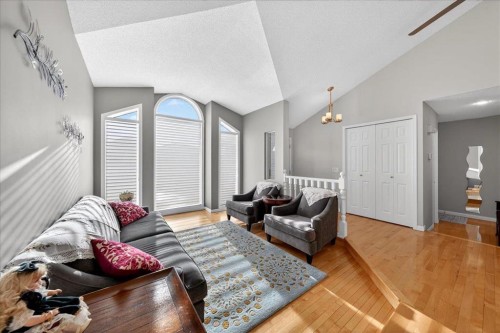 137 Woodbrook Road Sw, Calgary, AB - Indoor Photo Showing Living Room