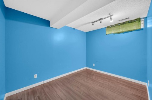 6537 68 Street Ne, Calgary, AB - Indoor Photo Showing Other Room