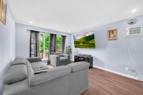 6537 68 Street Ne, Calgary, AB - Indoor Photo Showing Living Room