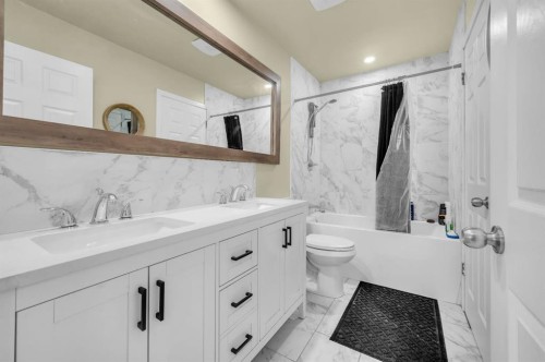6537 68 Street Ne, Calgary, AB - Indoor Photo Showing Bathroom