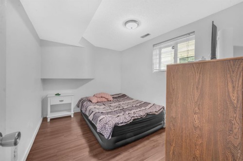 6537 68 Street Ne, Calgary, AB - Indoor Photo Showing Bedroom