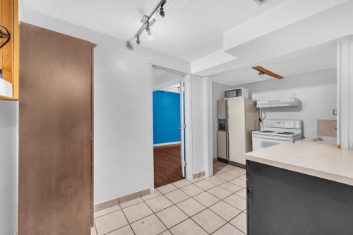 6537 68 Street Ne, Calgary, AB - Indoor Photo Showing Kitchen