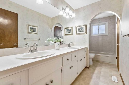 107 Lock Crescent, Okotoks, AB - Indoor Photo Showing Bathroom