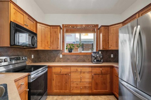 201-85 Dyrgas Gate, Canmore, AB - Indoor Photo Showing Kitchen