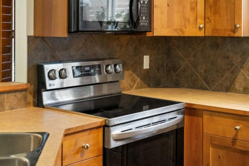 201-85 Dyrgas Gate, Canmore, AB - Indoor Photo Showing Kitchen