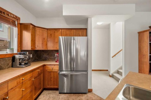 201-85 Dyrgas Gate, Canmore, AB - Indoor Photo Showing Kitchen