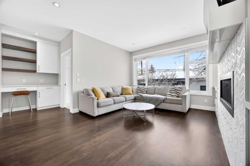 1410 21 Avenue Nw, Calgary, AB - Indoor Photo Showing Living Room
