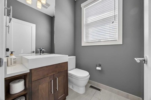 1410 21 Avenue Nw, Calgary, AB - Indoor Photo Showing Bathroom