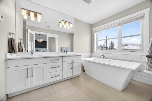 1410 21 Avenue Nw, Calgary, AB - Indoor Photo Showing Bathroom