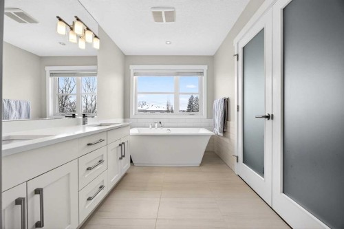 1410 21 Avenue Nw, Calgary, AB - Indoor Photo Showing Bathroom