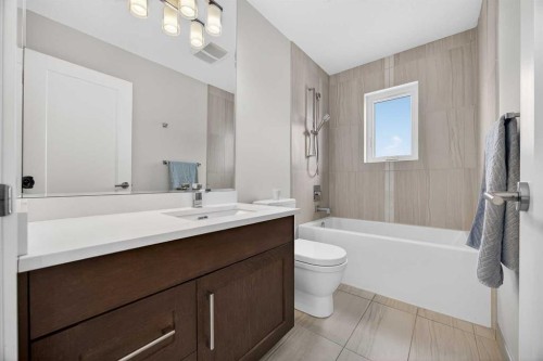 1410 21 Avenue Nw, Calgary, AB - Indoor Photo Showing Bathroom
