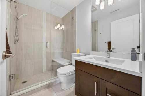 1410 21 Avenue Nw, Calgary, AB - Indoor Photo Showing Bathroom