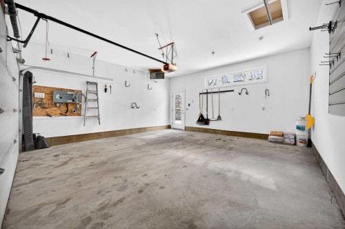 1410 21 Avenue Nw, Calgary, AB - Indoor Photo Showing Garage