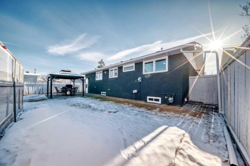 216 Pinecrest Crescent Ne, Calgary, AB 