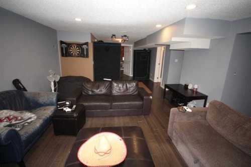 3824 Brantford Drive Nw, Calgary, AB - Indoor Photo Showing Living Room