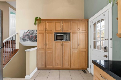 1343 Berkley Drive Nw, Calgary, AB - Indoor Photo Showing Other Room