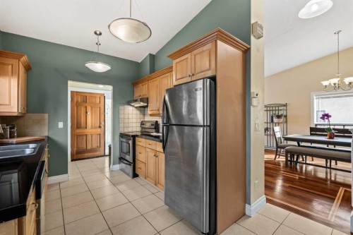 1343 Berkley Drive Nw, Calgary, AB - Indoor Photo Showing Kitchen