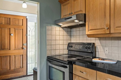 1343 Berkley Drive Nw, Calgary, AB - Indoor Photo Showing Kitchen