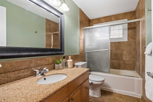 1343 Berkley Drive Nw, Calgary, AB - Indoor Photo Showing Bathroom
