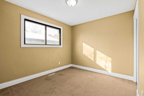1343 Berkley Drive Nw, Calgary, AB - Indoor Photo Showing Other Room
