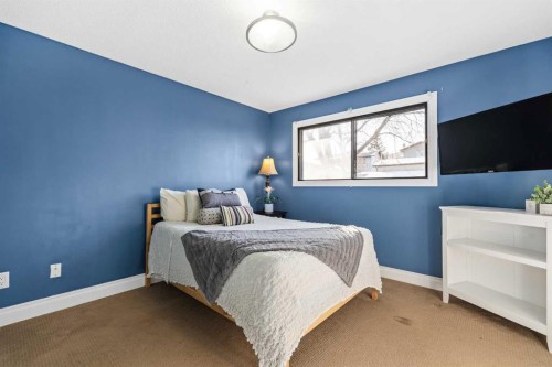 1343 Berkley Drive Nw, Calgary, AB - Indoor Photo Showing Bedroom