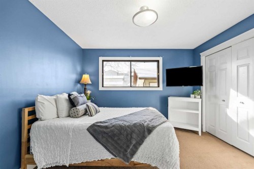 1343 Berkley Drive Nw, Calgary, AB - Indoor Photo Showing Bedroom