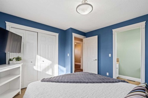 1343 Berkley Drive Nw, Calgary, AB - Indoor Photo Showing Bedroom