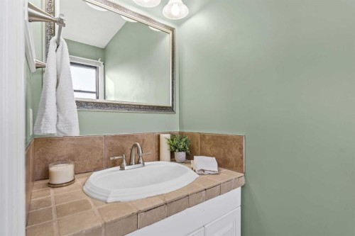 1343 Berkley Drive Nw, Calgary, AB - Indoor Photo Showing Bathroom