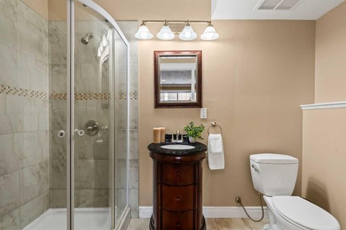 1343 Berkley Drive Nw, Calgary, AB - Indoor Photo Showing Bathroom