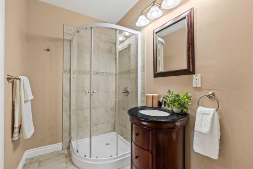 1343 Berkley Drive Nw, Calgary, AB - Indoor Photo Showing Bathroom