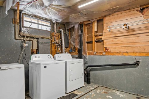 1343 Berkley Drive Nw, Calgary, AB - Indoor Photo Showing Laundry Room