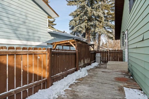 1343 Berkley Drive Nw, Calgary, AB - Outdoor With Exterior