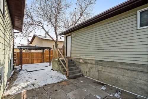 1343 Berkley Drive Nw, Calgary, AB - Outdoor With Exterior