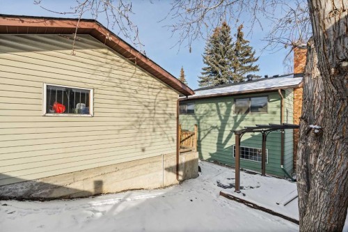 1343 Berkley Drive Nw, Calgary, AB - Outdoor With Exterior