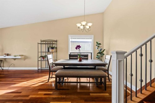 1343 Berkley Drive Nw, Calgary, AB - Indoor Photo Showing Dining Room