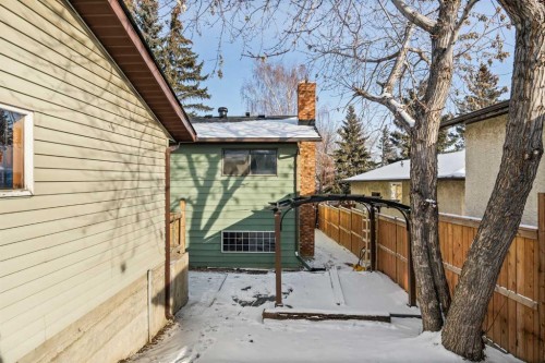 1343 Berkley Drive Nw, Calgary, AB - Outdoor