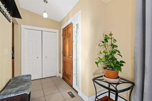 1343 Berkley Drive Nw, Calgary, AB - Indoor Photo Showing Other Room