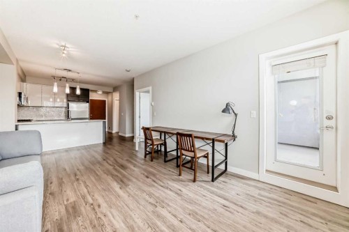 3210-95 Burma Star Road Sw, Calgary, AB - Indoor Photo Showing Living Room