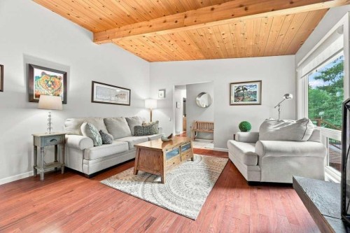 6 Varcourt Place Nw, Calgary, AB - Indoor Photo Showing Living Room